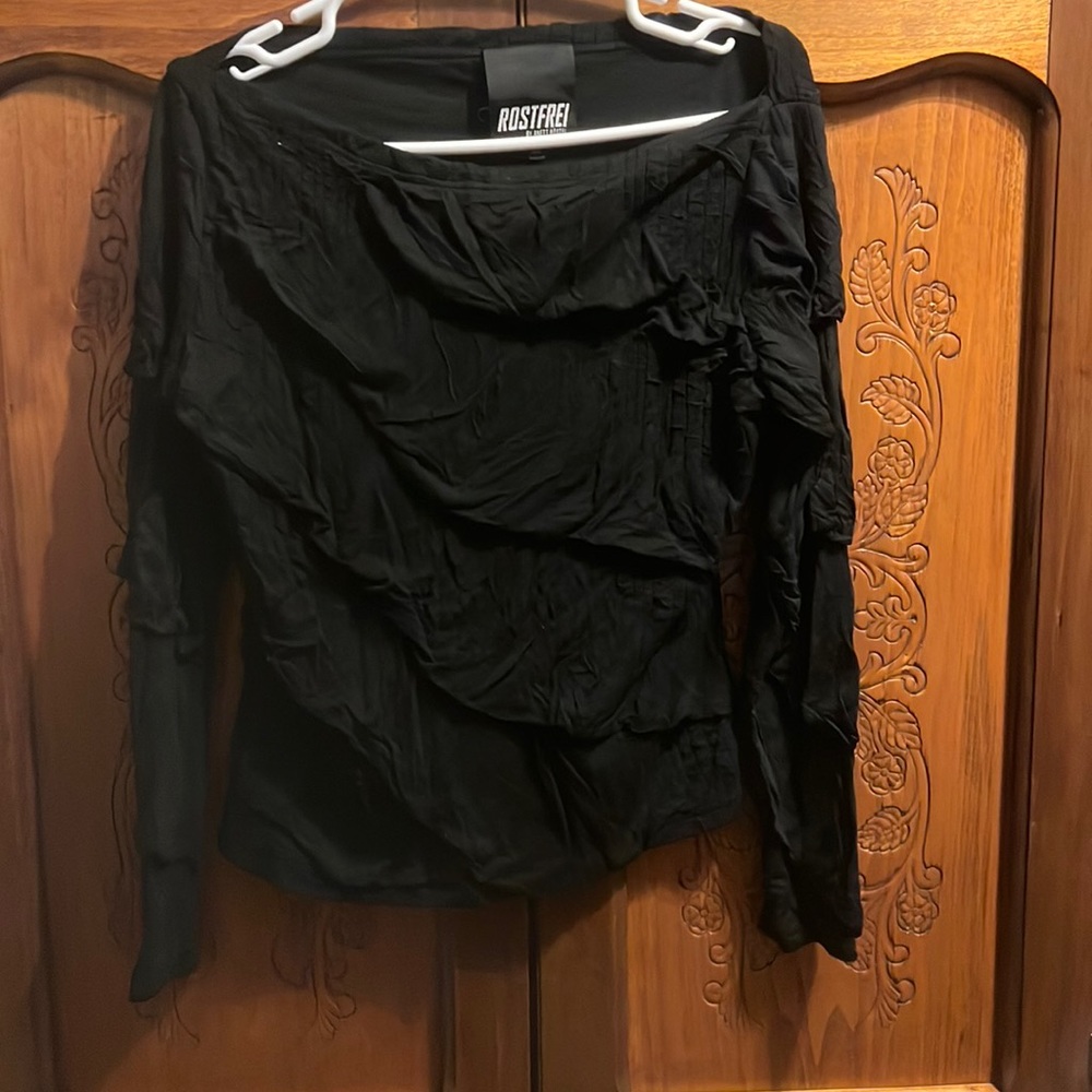 Black top with gathering diagonals on front,back and sleeves